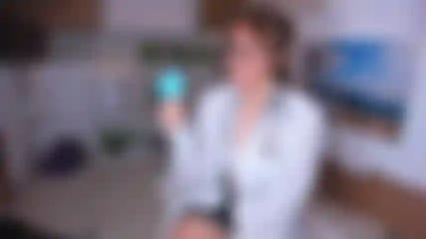 Enfermera impregnación con condón.