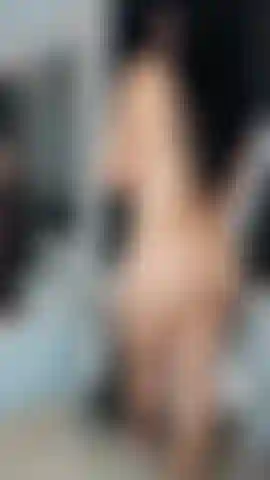 Desnuda frente al espejo.