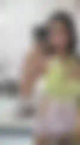 Solo mira mis grandes pechos, no querrás ponerlos en el medio.