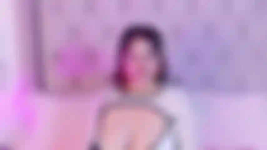 look at me... but don¨t fall in love