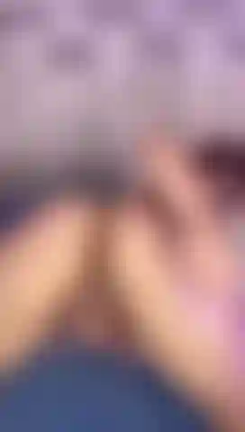 Masturbándome el coño y los dedos en el culo.