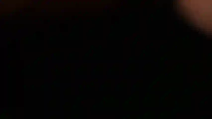Aceite en mi cuerpo sexy y piruleta provocativa... ¿Quieres una lamida?