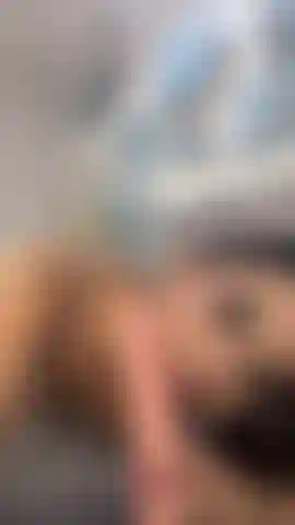 Desnuda haciéndole una mamada profunda a mi dildo más grande como una profesional.