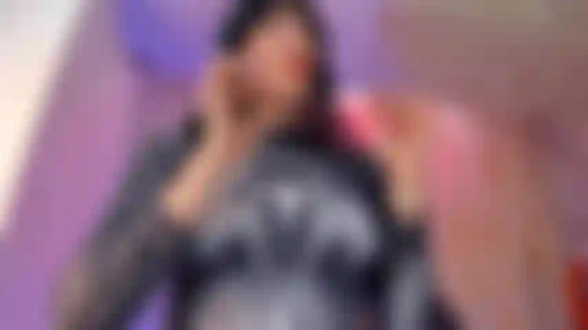 Black~spider jugando con su coño mojado / violeta parr.