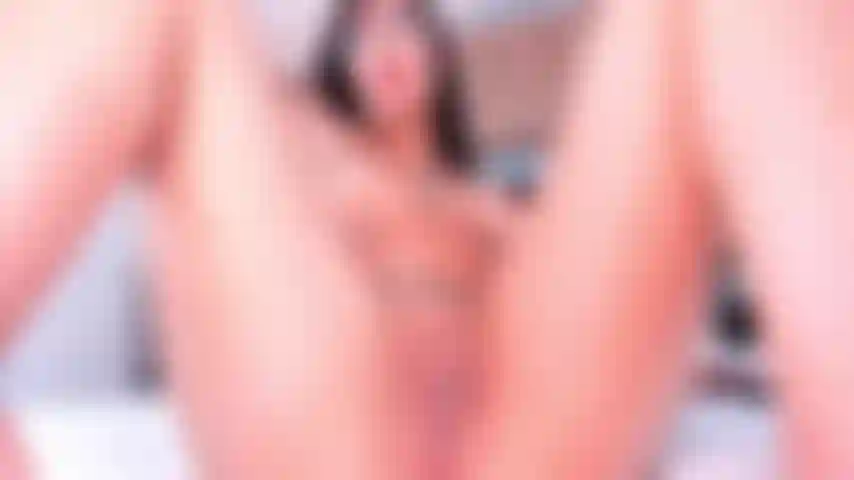 Follándome mi coño rosado.