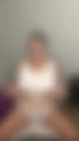 Es divertido jugar con las tetas mojadas.