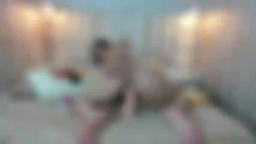 Monto mi consolador (culo abierto).