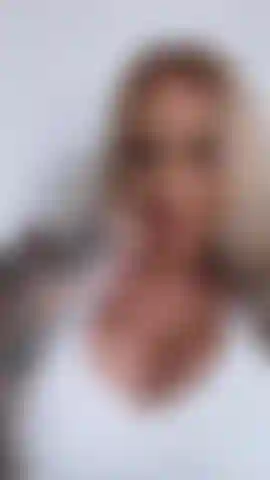 Juego con las tetas descaradas mientras mi amiga está en la habitación de al lado, ¡me sentí tan cachonda!