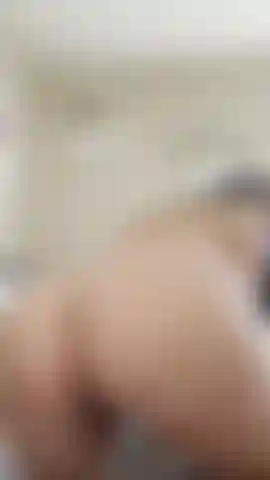 Tetas rebotando montando un consolador