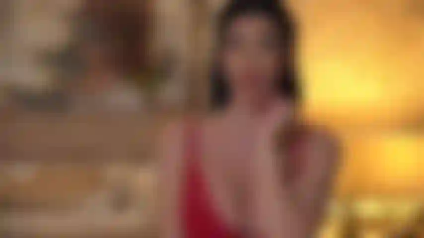 Tu diosa consentida y rompehogares está usando su seducción y sus manos sensuales para arruinar tu orgasmo, para que le compres más joyas!