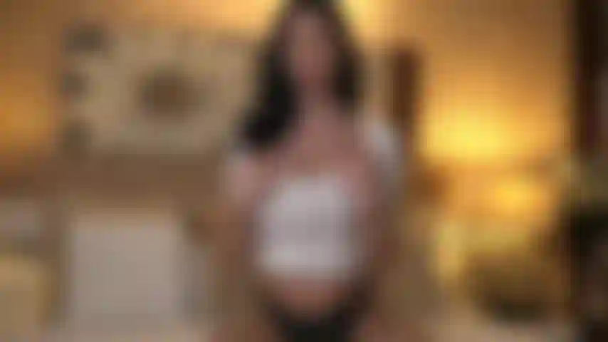 Recuerdas a la chica caliente de al lado con la que siempre tuviste sueños húmedos? Hoy quiere hacer realidad tus fantasias!