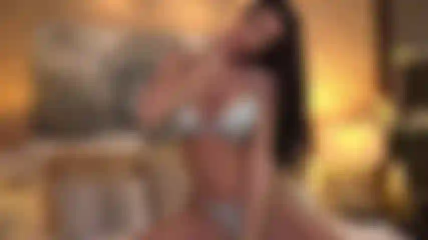 Adórame con toques excitantes, cúbreme de besos y juega con mi apretado coño hasta que me corra duro para ti!