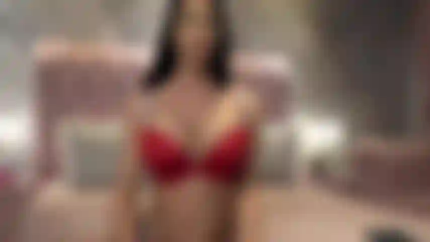 Sé que te hago sentir como un toro allí, mientras te provoco con mi lencería de raso rojo. ¿No es esta tu fantasía suprema tener a esta milf caliente cuidando esa enorme polla joven?