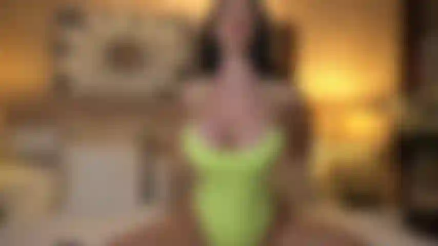 Nunca adivinarías que soy tan flexible! Mis piernas partidas te darán todo tipo de ideas traviesas!