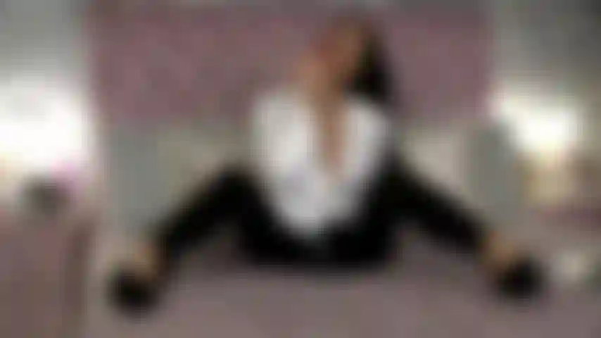 Siendo_besada_en_frances_mientras_tu_mano_está_debajo_de_mis_pantalones_de_cuero,_provocando_mi_dulce_coño_mojado.