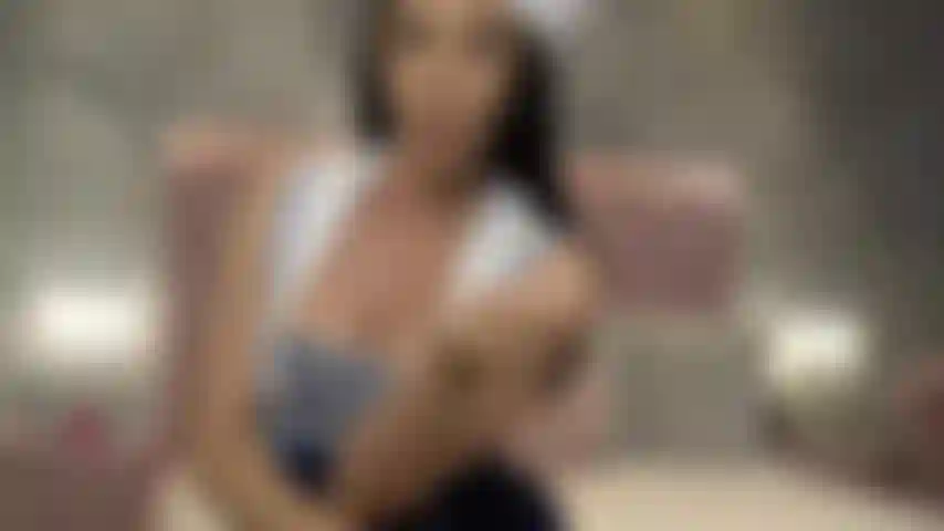 Señorita vivi alimentando su belleza con tu debilidad en su barco privado. Este es un viaje especial, en el cual te vas a entregar a miss vivi. Voy a alimentar mi belleza con tu debilidad. Esto es lo que le hace una súcubo a un hombre débil.