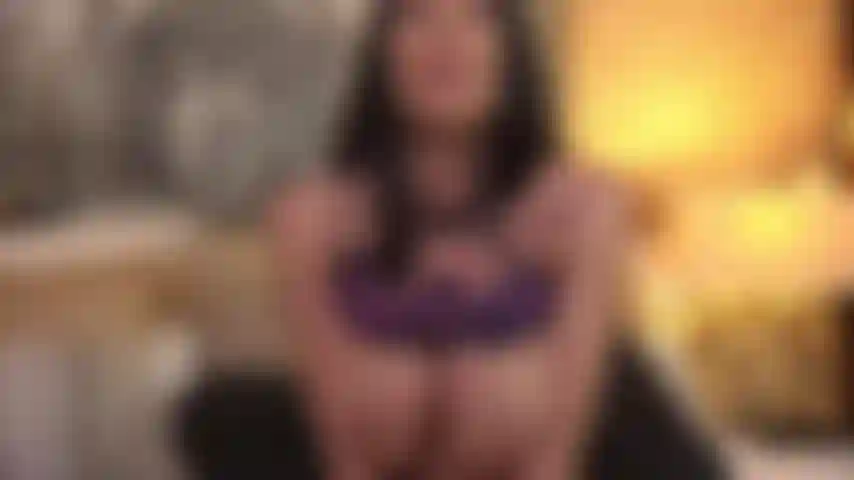 Arriesgando tu trabajo por mi, masturbándote en el trabajo hipnotizada por mis enormes pechos!