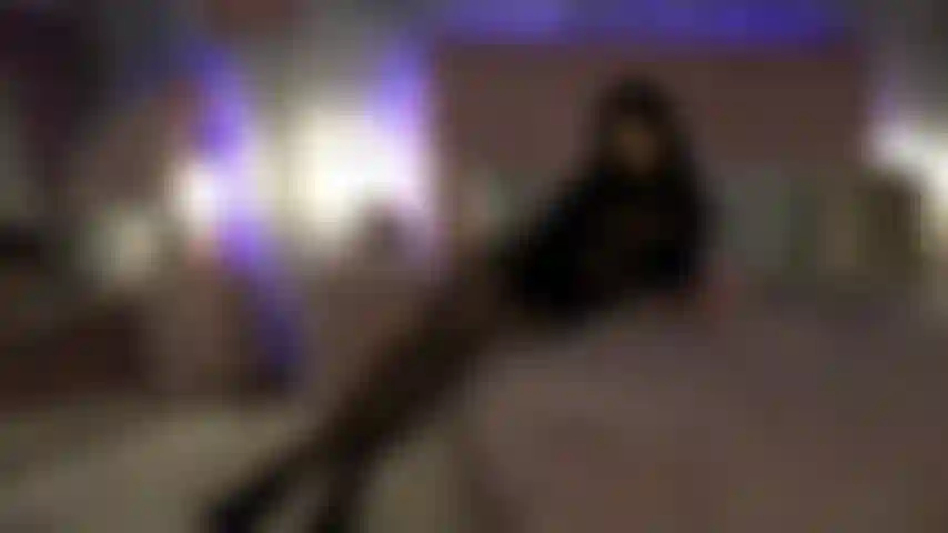Adoro y chupo una gran polla negra mientras pagas por verla, como un buen cornudo.