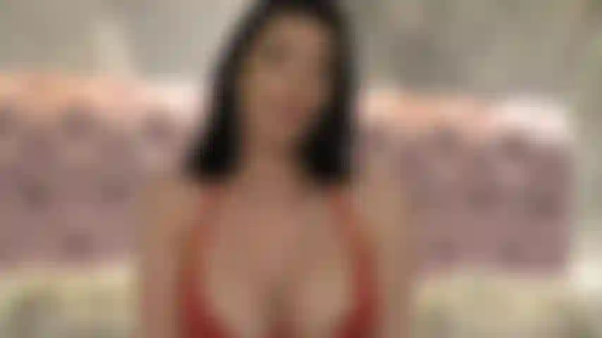 Madrastra castigando a su hijastro por robarle la ropa interior y tener fotos desnudas con ella en su teléfono.