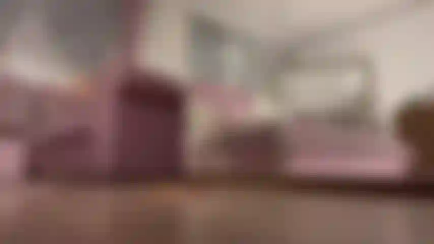 Giganta pisando y aplastando sin piedad a todos sus mini