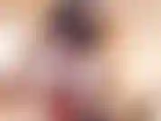 Chica escocesa dejando ver sus enormes pechos.