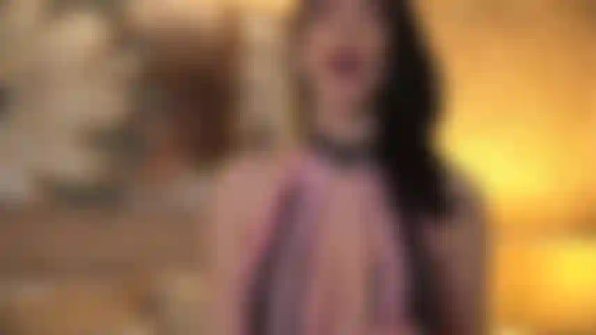 Da un paseo en mi enorme correa negra, ¡un adelanto de lo que se siente estar conmigo!