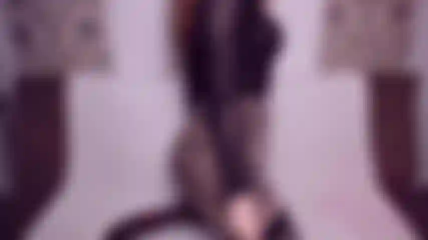 Azotando mi pálido trasero.