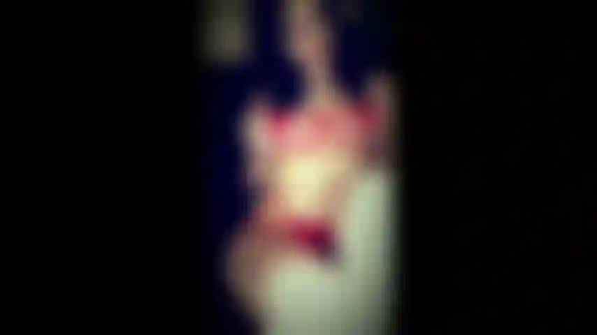 Lencería roja, adórame mientras trato de empaparme las bragas.