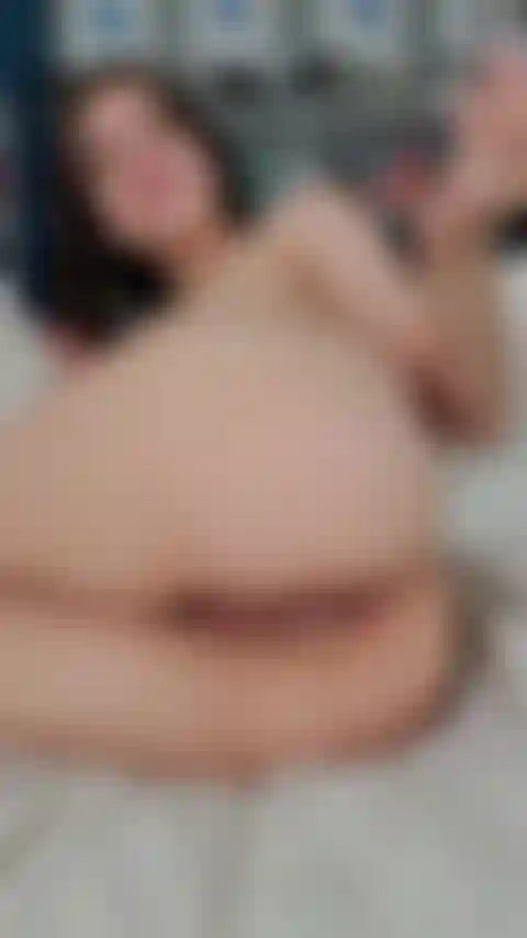 Follándome el culo con un juguete de cristal transparente.