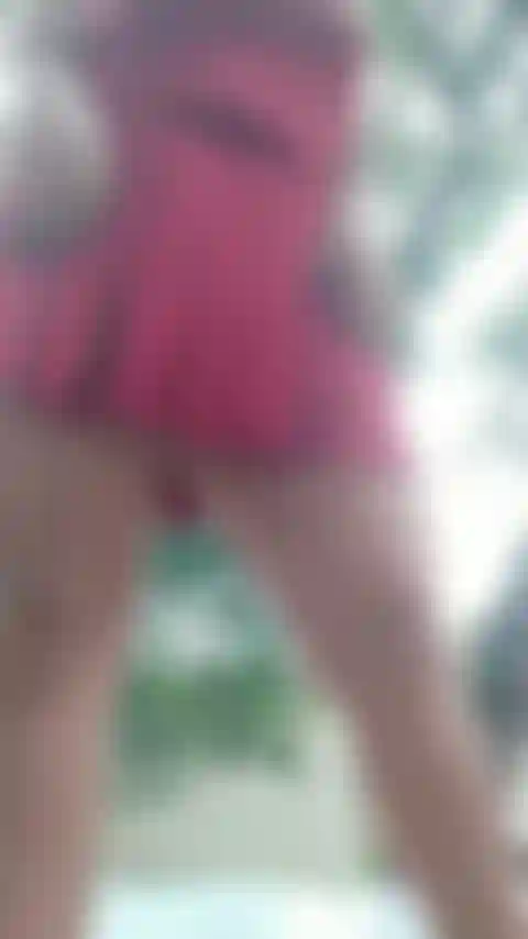 Mostrando mi coño para el vecino.