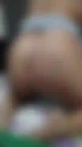 Balanceándome, abriendo y mostrando el culo del agujero de cerca.