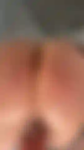 Toqueteándome el coño por detrás.