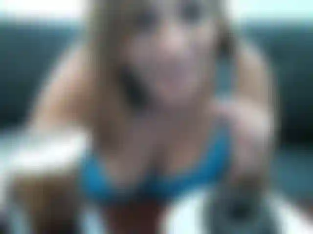 Kim enorme / embarazada no puede dejar de comer. Audio disponible! Acompáñala a un desayuno muy dulce que seguro la seguirá haciendo grande! Le encanta disfrutar de donas. ¡Dale de comer un poco ahora!