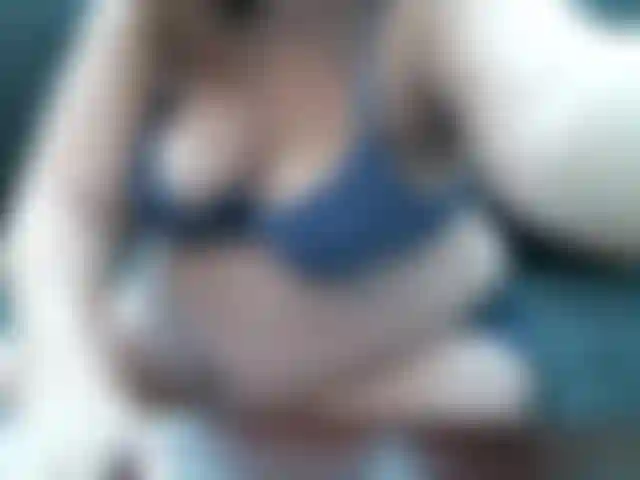 Embarazada y la enorme kim se vuelve más sincera y solo quiere frotarse los muslos, el vientre y las tetas. No hay audio, pero hay puro disfrute visual. Dulce y sexy.