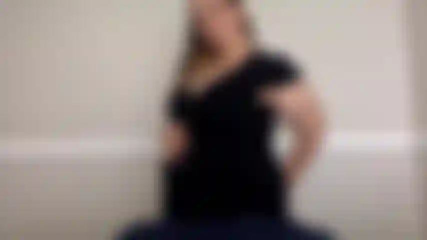 Kim embarazada se frota contra la almohada con las tetas colgando y la enorme barriga- sin audio.