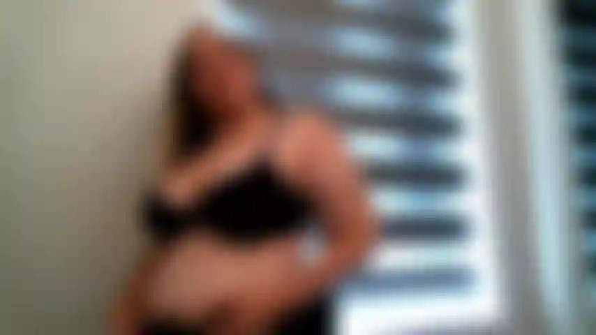 Revienta una en mis tetas de embarazada 11_semanas ¡esa barriga es tan grande!