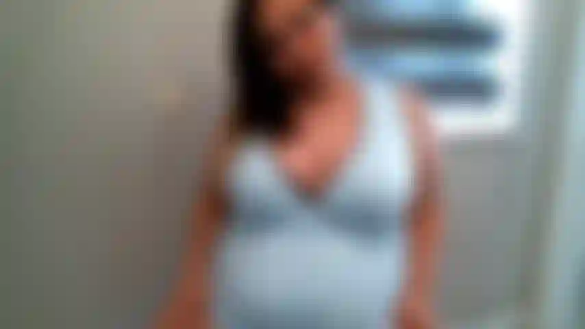 Embarazada y follo deliciosamente. Kim se pone más cachonda cada día (vientre y tetas desnudos, sin audio).