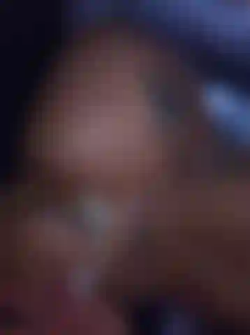 Mostrando perfectas marcas de bronceado después de una sesión de bronceado.