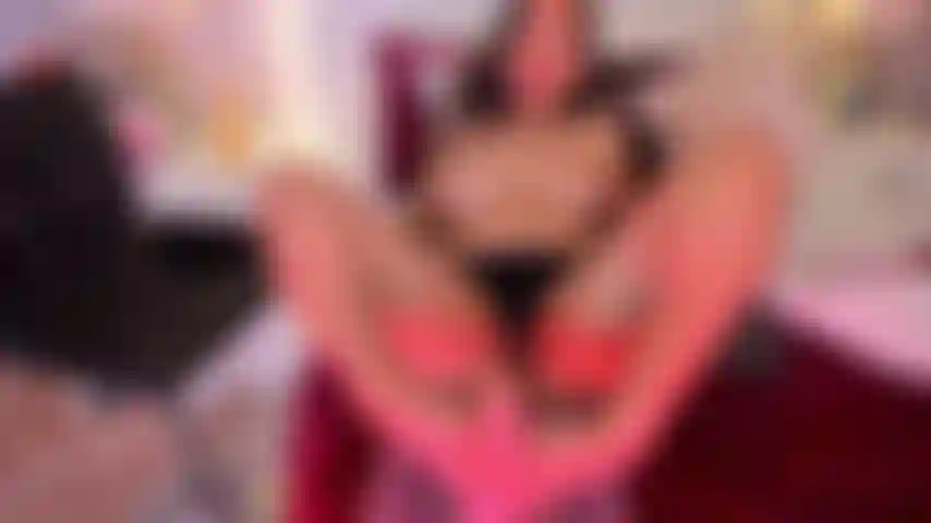 Mira como le doy amor a tu polla con mis pies mojados.