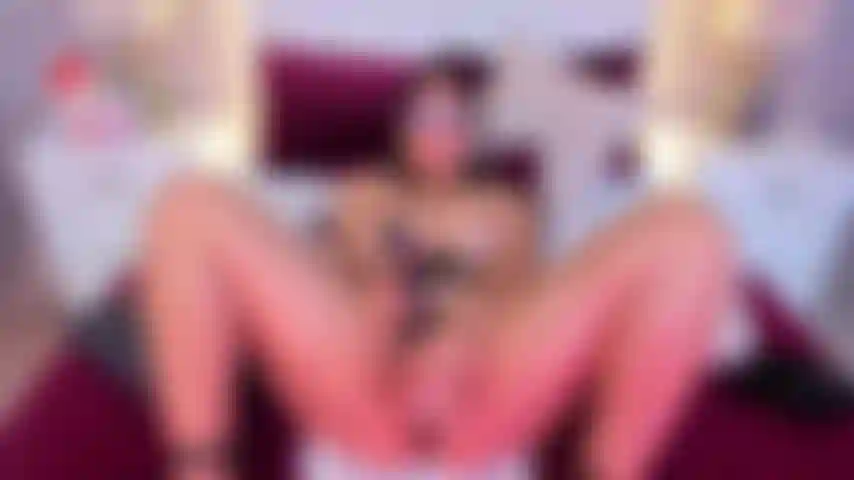 Si le das vibraciones a mi coño se humedecerá aún más y tu polla entrará fácilmente.