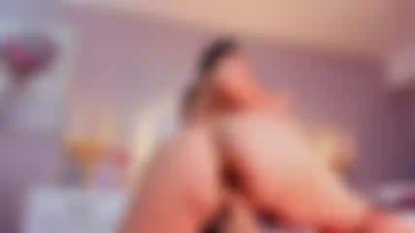 Mírame por detrás, mi gran culo rebota sin parar y tu polla... Más dura que nunca.