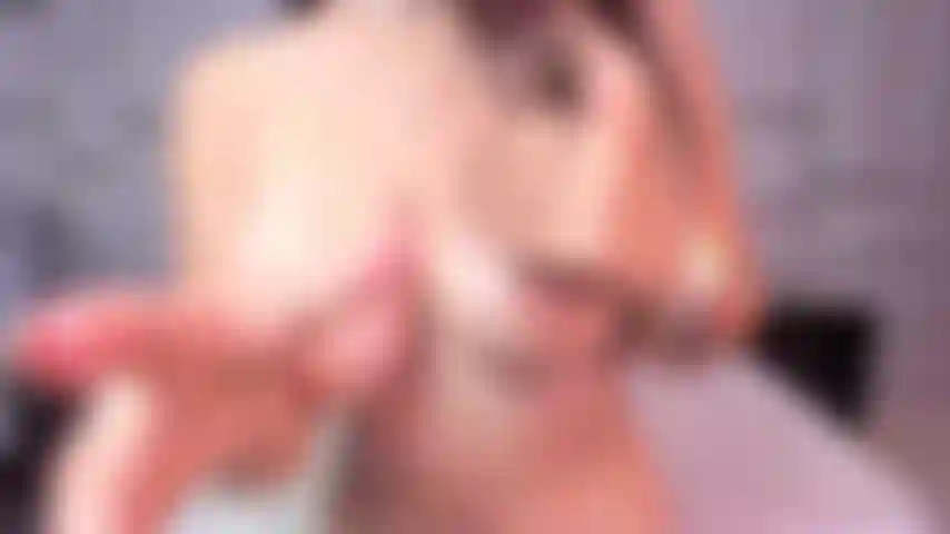 Grandes tetas, un coñito peludo y un culo precioso, todo eso y más lo verás hoy.