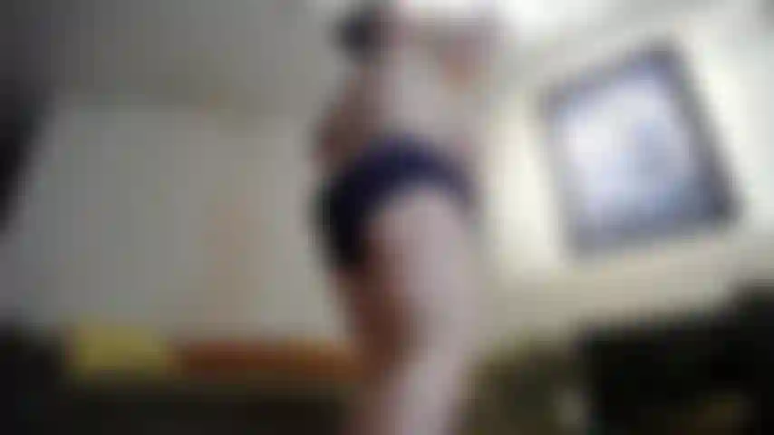 Un gran colapso masivo de tetas tratando de saltar hacia arriba y hacia abajo, pero surgen problemas graves con las tetas...