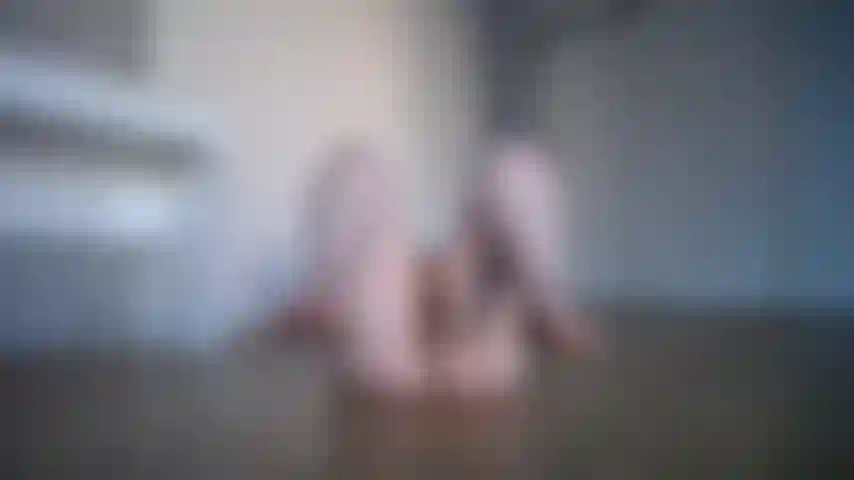 Annie haciendo bichos muertos (ejercicio central), solo mi trasero y mis muslos en tu cara y frente a una enorme ventana en un departamento en el centro haciendo mis entrenamientos para que todos los vean gratis. Tienes que pagar porque vives lejos y te gusta ser una pervertida.