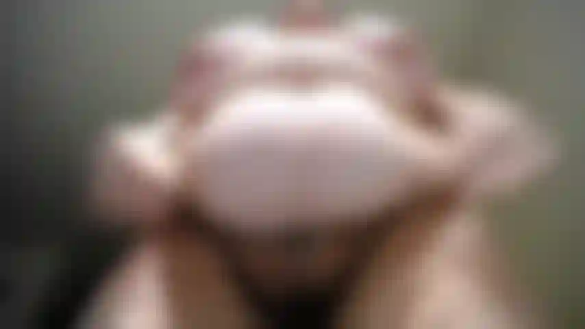 Annie, palmadas en la ingle con qi gong en el vientre, muchas palmadas de fupa y sacudidas del vientre. Bbw annie hace todo lo posible para mantenerse en forma, hoy son los golpecitos en la ingle, que se supone que deben hacerse debajo del abdomen, pero para annie, ¡eso es un alcance!