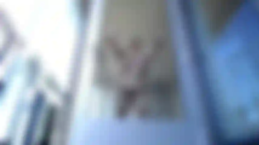 19 De septiembre de 2022 solo la pared es de vidrio y frente a toda la ciudad en lo alto de un rascacielos. Puedes ser un mirón y mirar también, por supuesto. ¡Es para que todos la vean!