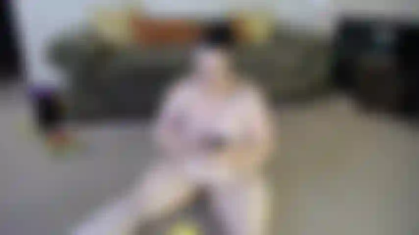 El ejercicio abdominal inferior de annie lucha. Ni siquiera sé qué músculo está trabajando aquí, pero ahora me duele levantar la pierna... Y me veo tan linda tirada en el suelo respirando pesadamente. Mientras lo hace.