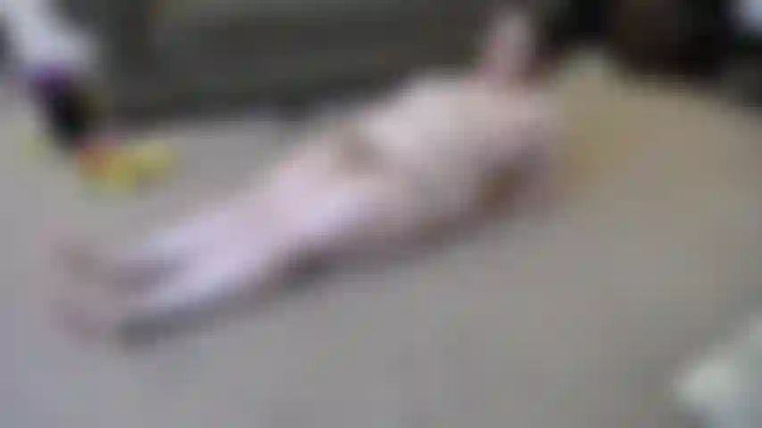 La tortura del abdomen bajo continúa... Círculos con las piernas desnudas. Annie desnuda levanta sus piernitas gordas para fortalecer sus abdominales inferiores.