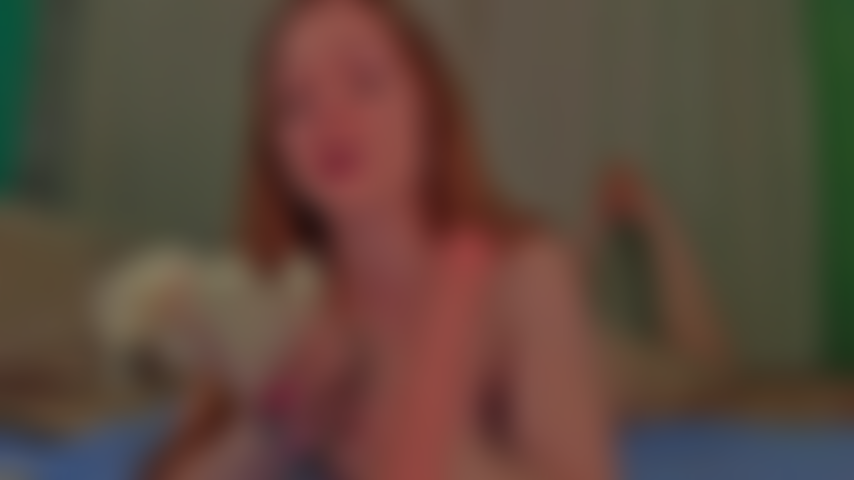 Masturbación con la mano en guantes médicos.