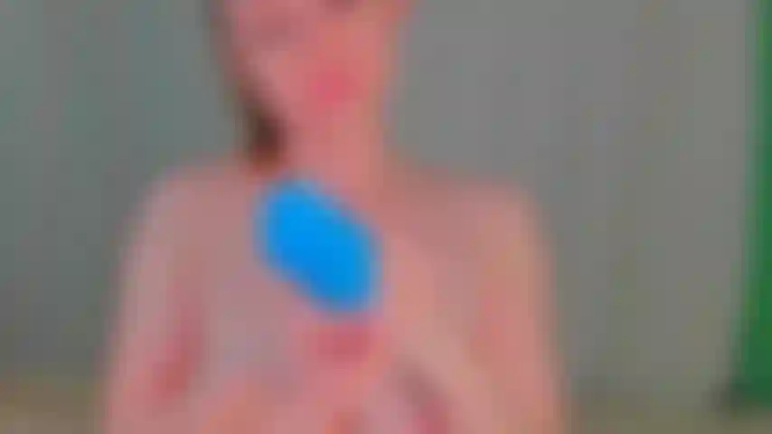 Me toco el coño y el culo con guantes médicos de látex.